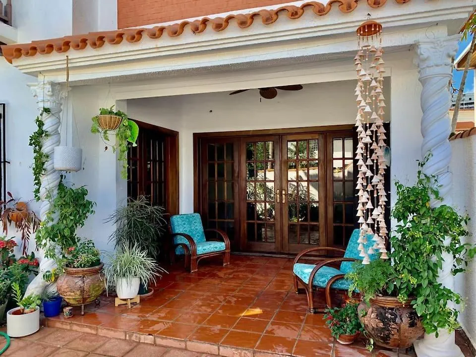 Footprints Beach House At Yardley Place San Juan Holiday home
