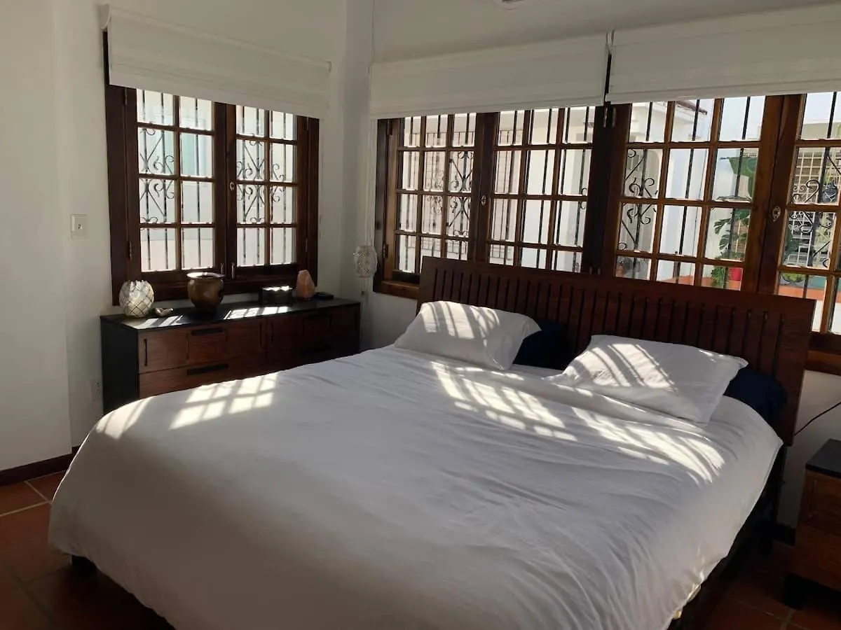 Footprints Beach House At Yardley Place San Juan